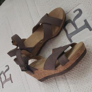 L.L. BEAN WEDGE SANDAL SIZE 8